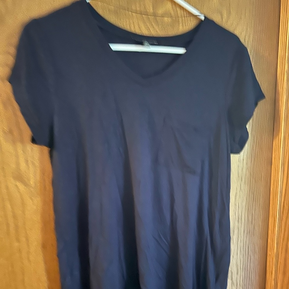 V-neck pocket tee